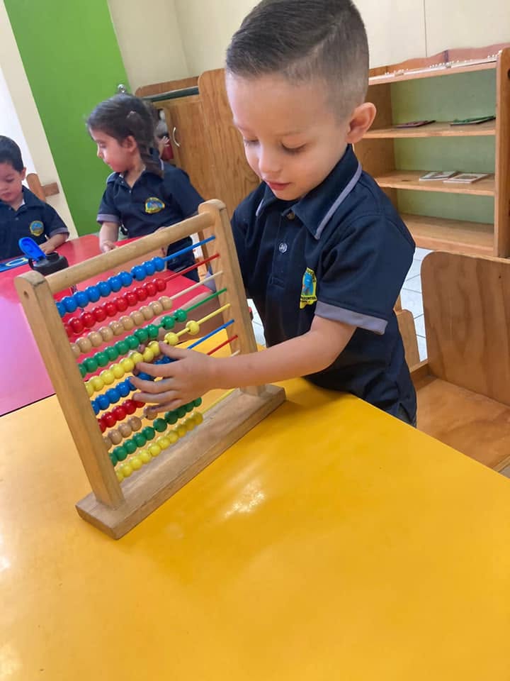 Nino prescolar aprendiendo con abaco Nuevos Horizontes