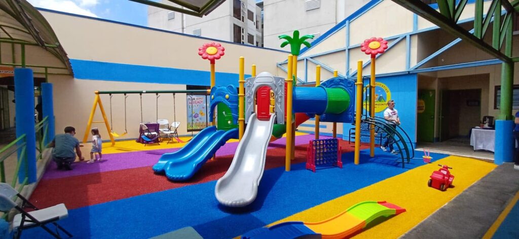 Área de juegos infantiles en Centro Educativo Nuevos Horizontes.