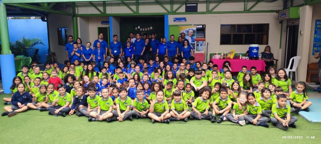 Estudiantes y personal de Centro Educativo Nuevos Horizontes en actividad grupal.
