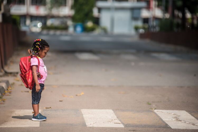 Familia evaluando si es momento de cambiar a su hijo de escuela